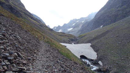 Nel letto du Torrent de Diable troviamo ancora accumuli di neve da valanga.  
