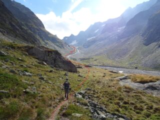 La parte quasi piana in questi valloni non può mancare .In rosso la traccia di salita.