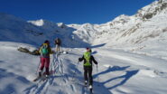 Nella piana della Val Loga è subito neve.