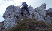 Divertenti passaggi tra rocce, tutti evitabili. 