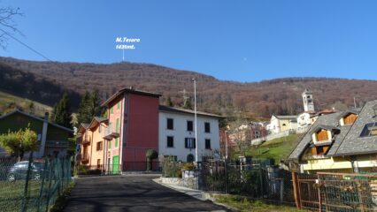 Finita la bella mulattiera  sbuco alle prime case di Costa Valle Imagna.   