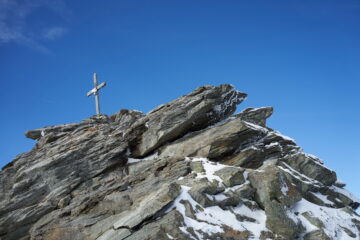Appena sotto la vetta mi sono trovato in questa posizione, da cui non è proprio agevole risalire gli ultimi metri. Ma seguendo l'itinerario classico che ho poi individuato in discesa, è decisamente più semplice.