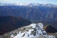 Panorama dalla vetta verso Ovest, con vista sulla Valle centrale, si distingue il vallone di Champdepraz e sopra a destra il Monte Avic, poi scorrendo verso sinistra Punta Tersiva e poi il massiccio del Gran Paradiso