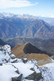 Vista dalla vetta verso Ovest: al centro sullo sfondo Monte Avic (3006 m) ed in primo piano la cresta di Becca Chalex (2359 m)