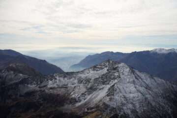 Vista dalla vetta verso Sud, sbocco della Val d'Aosta in pianura