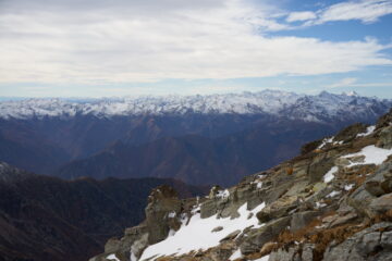 Vista verso Sud Ovest: all'orizzonte il massiccio del Gran Paradiso e a destra Punta Tersiva