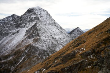 In discesa verso Colle Dondeuil, si impone il  Corno del Lago