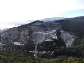il Monte Gazzo rovinato dalle cave
