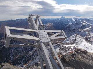 lacroce di vetta riposa su un fianco..