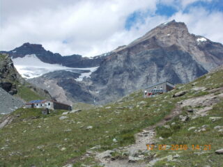 Rifugio Gastaldi vecchio e nuovo. Sullo sfondo il gruppo della Ciamarella.