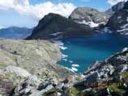 A destra il Monte Lera, a sinistra il bivacco San Camillo, nei pressi della diga.