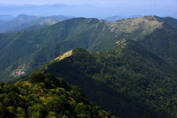 Tonno e il monte Buio dalla vetta dell'Antola