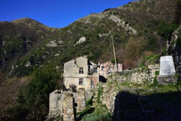 Canate e il monte Alpesisa. A destra la lapide dei Partigiani