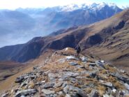 In discesa sul bel tratto di dorsale che piega a sudovest (foto A. Valfrè).