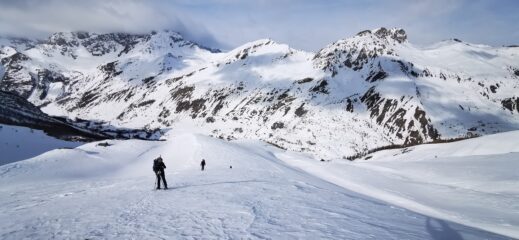 salendo verso la cima con la conca di Maljasset alle spalle
