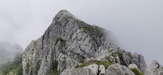 la Cima Est del Monte Toraggio vista dalla Cima Ovest