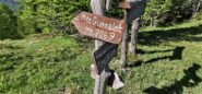 indicazioni segnaletiche nei pressi del Bivacco Ratazzo