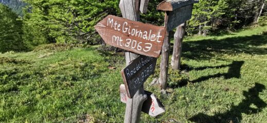 indicazioni segnaletiche nei pressi del Bivacco Ratazzo