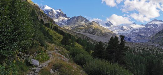 salendo lungo il sentiero per la Capanna Tschierva