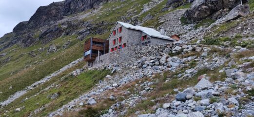 la Chamanna da Tschierva m. 2583 punto d'appoggio per la salita