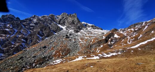 la conca terminale del Vallone di Saint Veran dominata dalla Rocca Bianca
