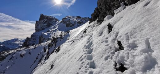 il traverso innevato a quota 2780 m nella parte alta del vallone di salita