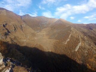 In centro a mezza costa l'alpe Arcella dai pressi dell'alpe Costa Rossa. Sopra l'Arcella, in fondo contro il cielo, il Palon e alla destra dell'alpe il tratto di dorsale sudovest.