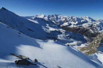 gli sci scalfiscono ben poco la neve