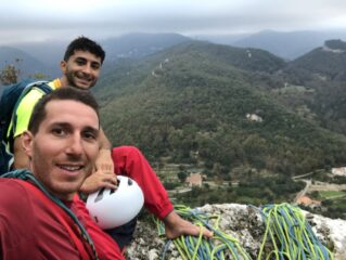 Relax sul ballatoio all'uscita della via