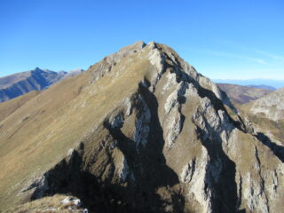 Monte Antoroto con la cresta est dal Bric Ronzino (m.1712).