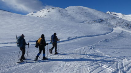 salendo lungo la stradina innevata che porta al Rifugio Balma