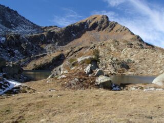 L'arrivo ai laghi con il Corno del Lago sullo sfondo