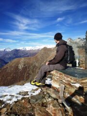 Giulio in cima, con sguardo verso valle centrale e catena del Rosa.