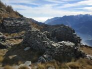 Ruderi di antico alpeggio sulla cresta.