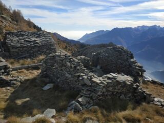 Ruderi di antico alpeggio sulla cresta.