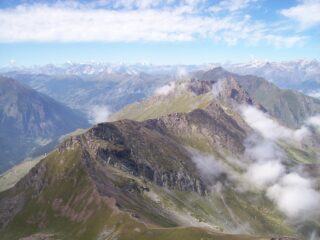 Il sottostante Colle dell'Orsiera e la dorsale spartiacque
