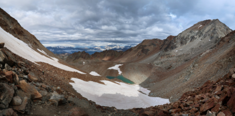 La vista spazia lonatana dal Colle d'Arbolle (3157 m), sul versante Arbolle. Sulla destra l'Emilius e il Colle dei Cappuccini. 