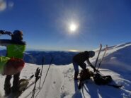 Sulla cima con il riflesso del sole sul mare sullo sfondo