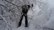 Si procede a fatica tra la molta neve e rami che ostruiscono il passaggio.