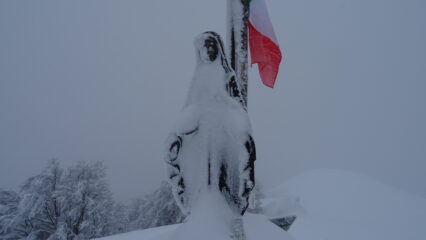 Arriviamo alla Madonnina dei Canti 1563mt. anche lei in pieno assetto invernale.