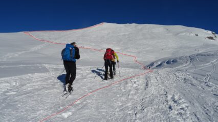 Dopo la Baita Alta 1631mt. saliamo verso la pala innevata e con un traverso verso sx prendiamo la cresta.