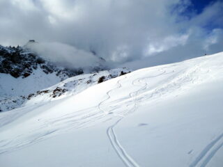 solo in alto qualche bella divagazione fuori pista