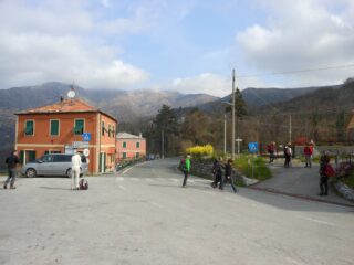 Partenza da Arzeno 608mt. con il M.Zatta visibile ma ancora lontano.