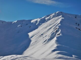 Il bellissimo pendio di discesa al sole dalla cima