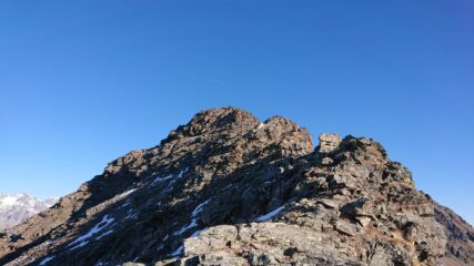 Superato il tratto verticale la cresta diventa facile sino in vetta