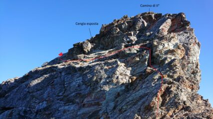 Il tratto verticale di cresta, si sale per camino e poi su cengia a sx