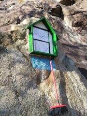 bacheca restaurata con tanto di scopa