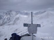 Dalla cima, a sinistra la punta Lunella e all'estrema destra la Grifone (foto A. Valfrè).