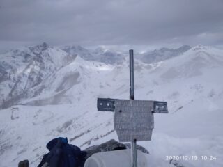 Dalla cima, a sinistra la punta Lunella e all'estrema destra la Grifone (foto A. Valfrè).