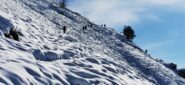 salendo lungo il sentiero innevato